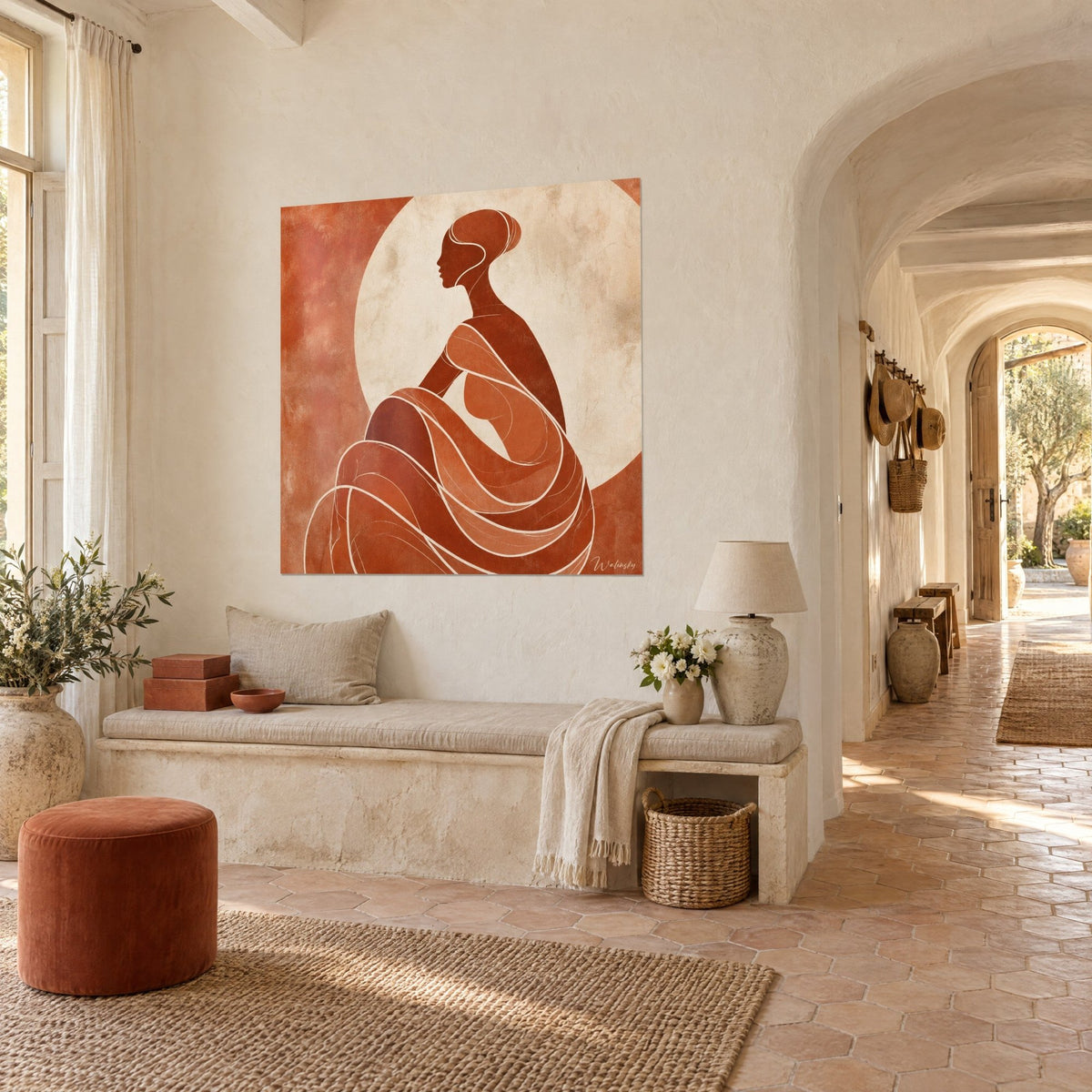 Tableau femme de profil au chignon rouille, drapé sinueux cerné de traits ivoire sur fond orangé, mur blanc d'un mas provençal