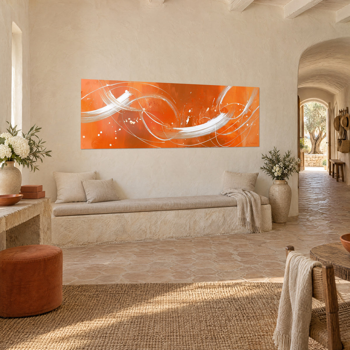 Tableau larges coups de brosse ivoire sur orange flamboyant, face à une banquette de pierre dans un mas provençal