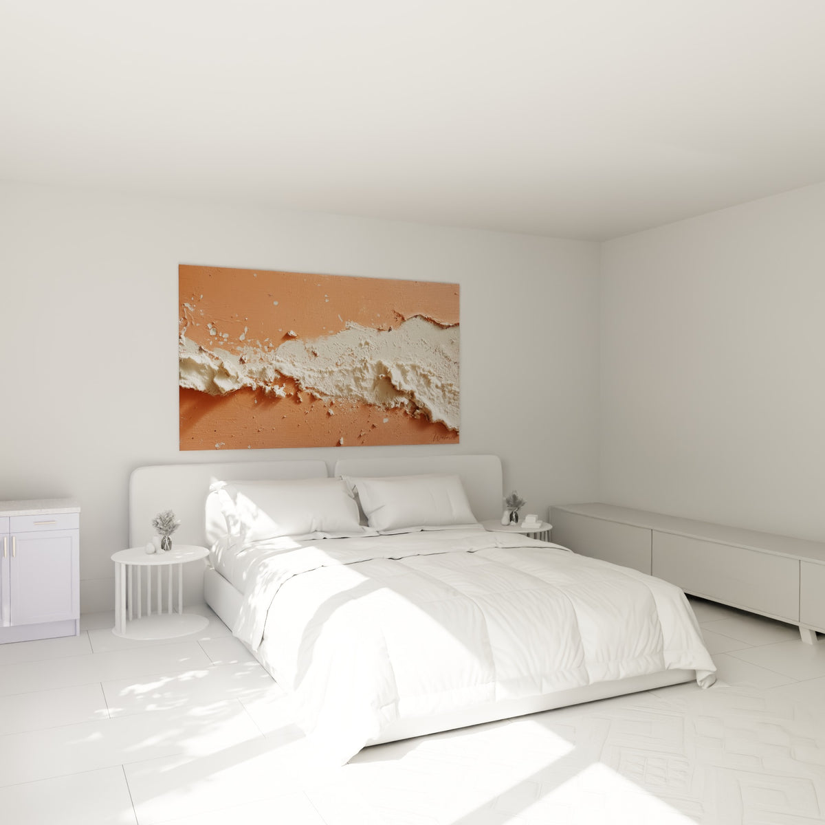 Relief blanc granuleux sur fond ocre terracotta, accroché au-dessus d'un lit dans une chambre claire.