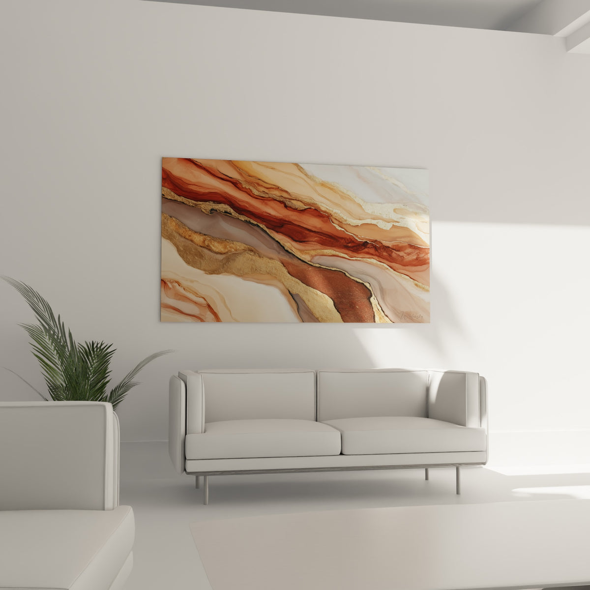 Veines dorées traversant un fond terracotta et beige, tableau au-dessus d'un canapé dans un salon lumineux