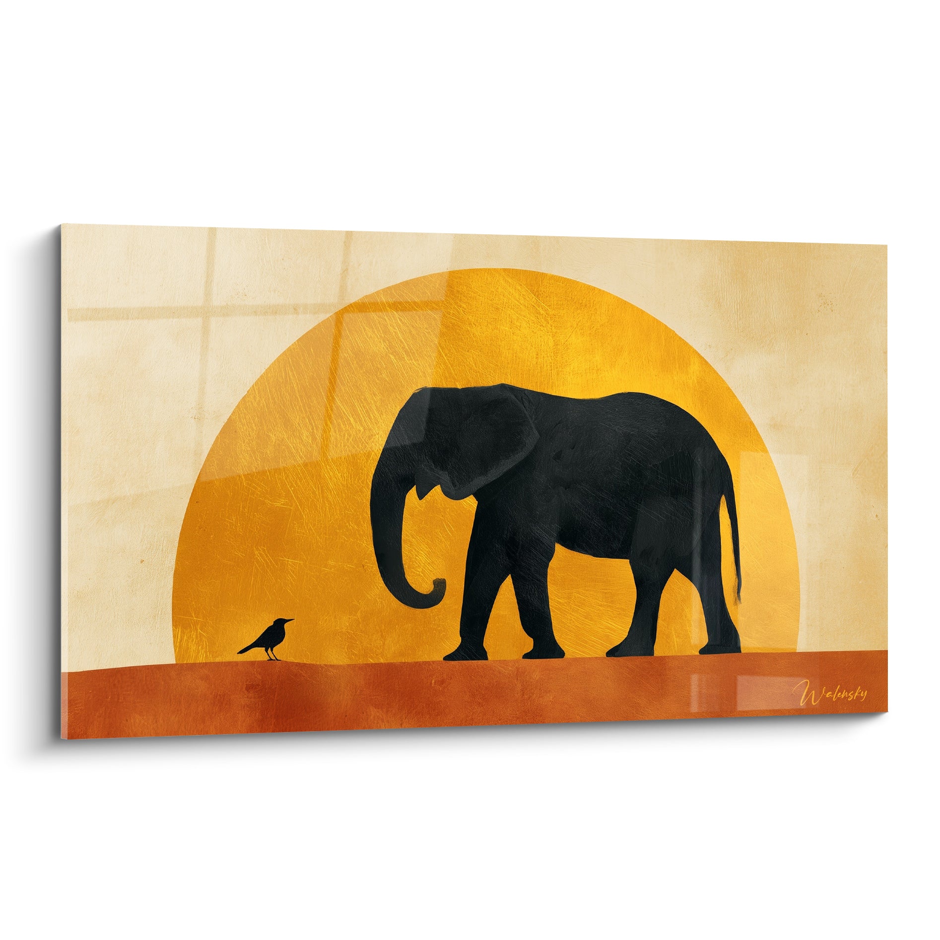Éléphant noir en silhouette devant un soleil doré, oiseau noir au sol sur bande terracotta