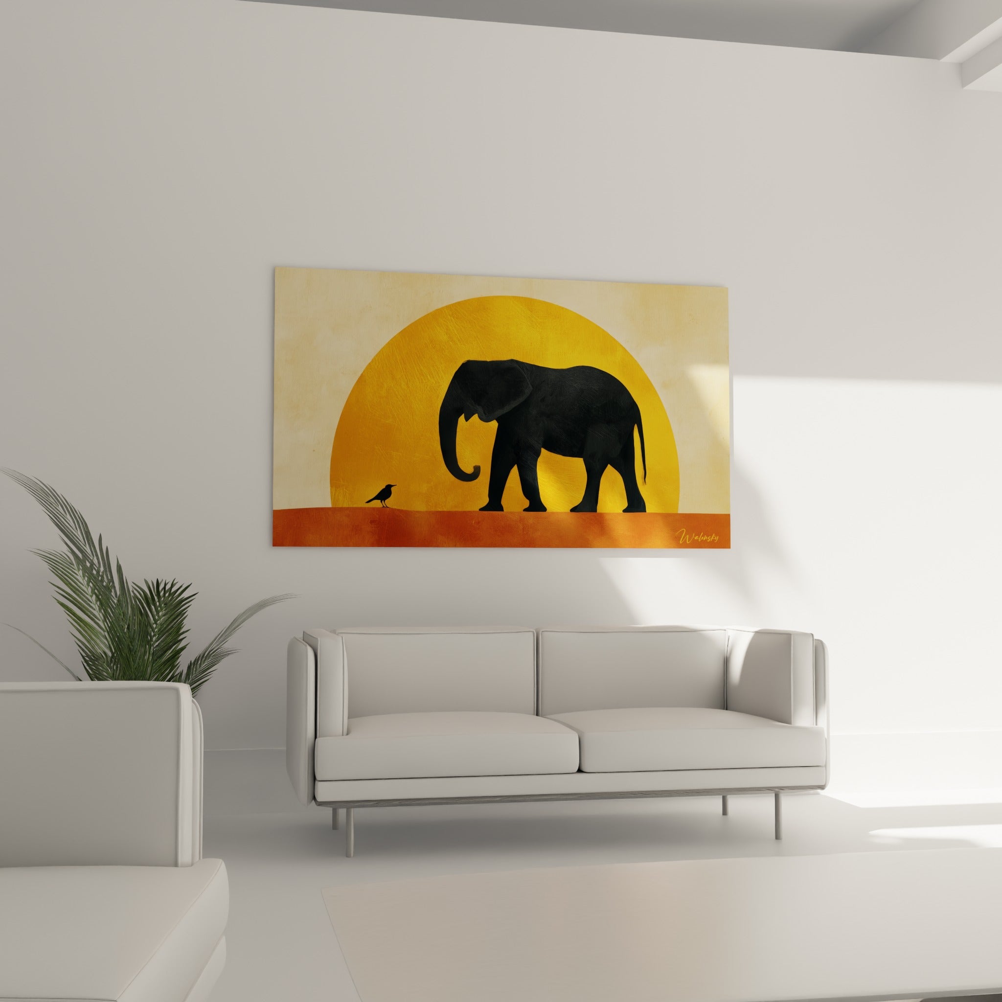 Éléphant sombre traversant un disque solaire ocre, œuvre suspendue au-dessus d'un canapé dans un salon lumineux