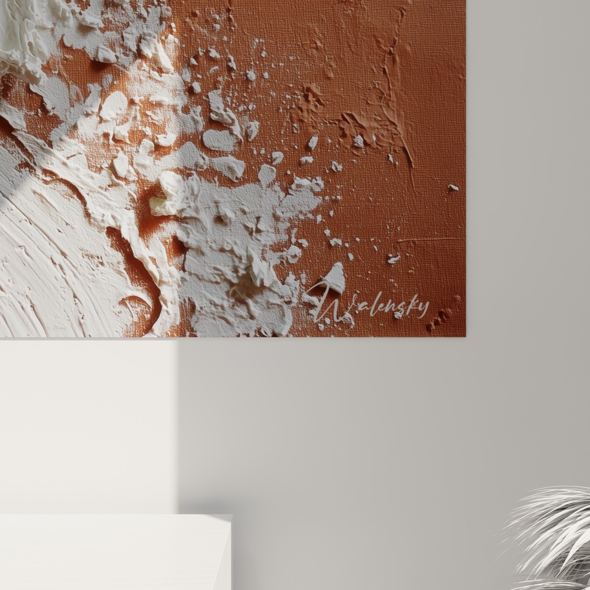 Empâtements blancs granuleux et éclats de peinture sur fond terracotta texturé, vus de près