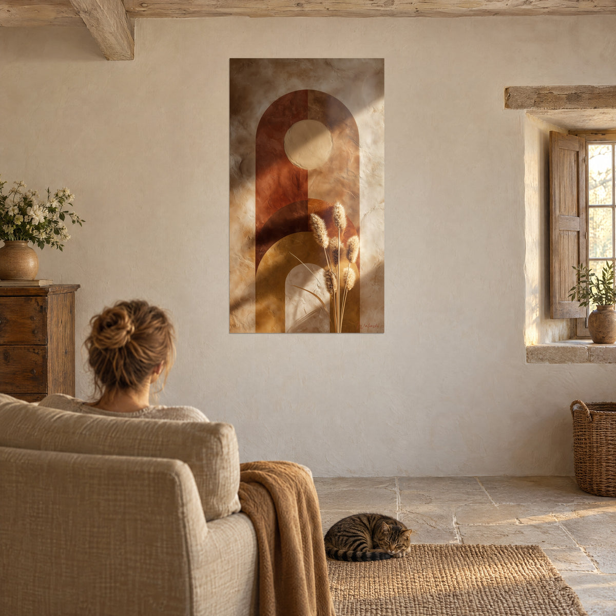 Gemälde Bögen in Kupfer und Senfgelb, goldene Ähren vor einer sandfarbenen Sonne, Frau von hinten in einem Sessel, getigerte Katze liegend