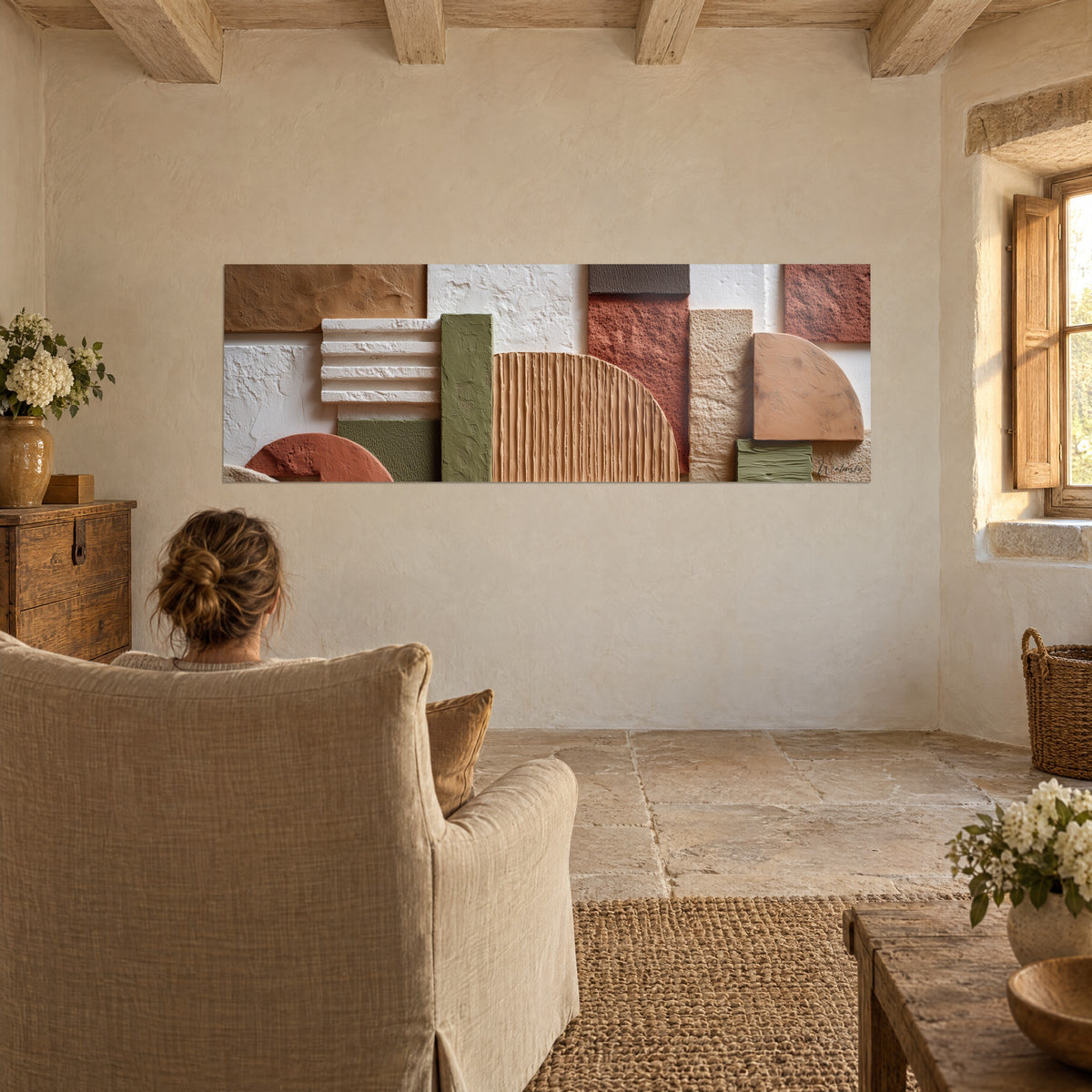 Tableau panneau sculpté en strates crème, rouille et vert olive, demi-lune striée ocre, face à un fauteuil en lin beige