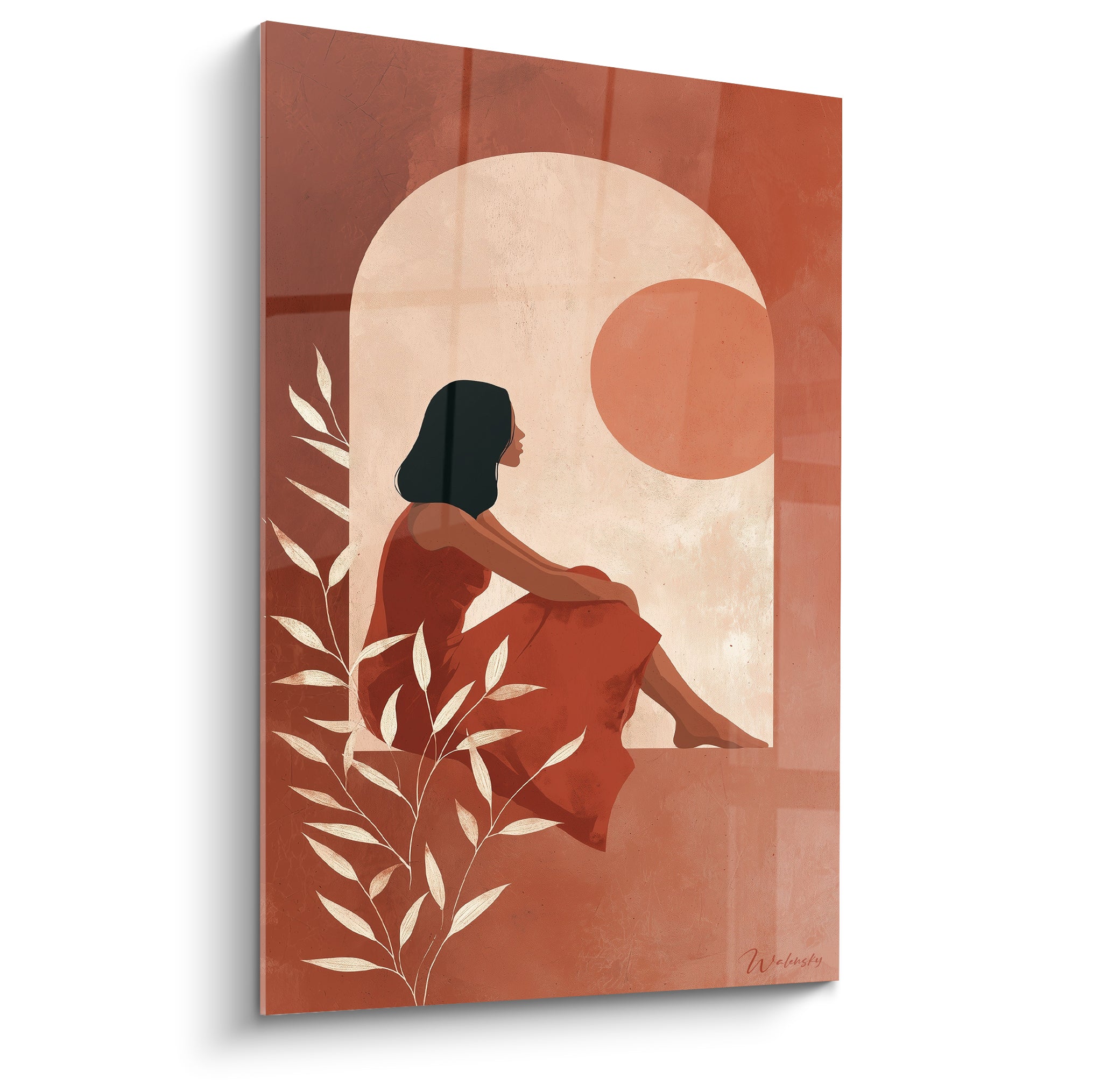 Silhouette féminine en robe terracotta assise dans une arche crème face à un soleil orangé