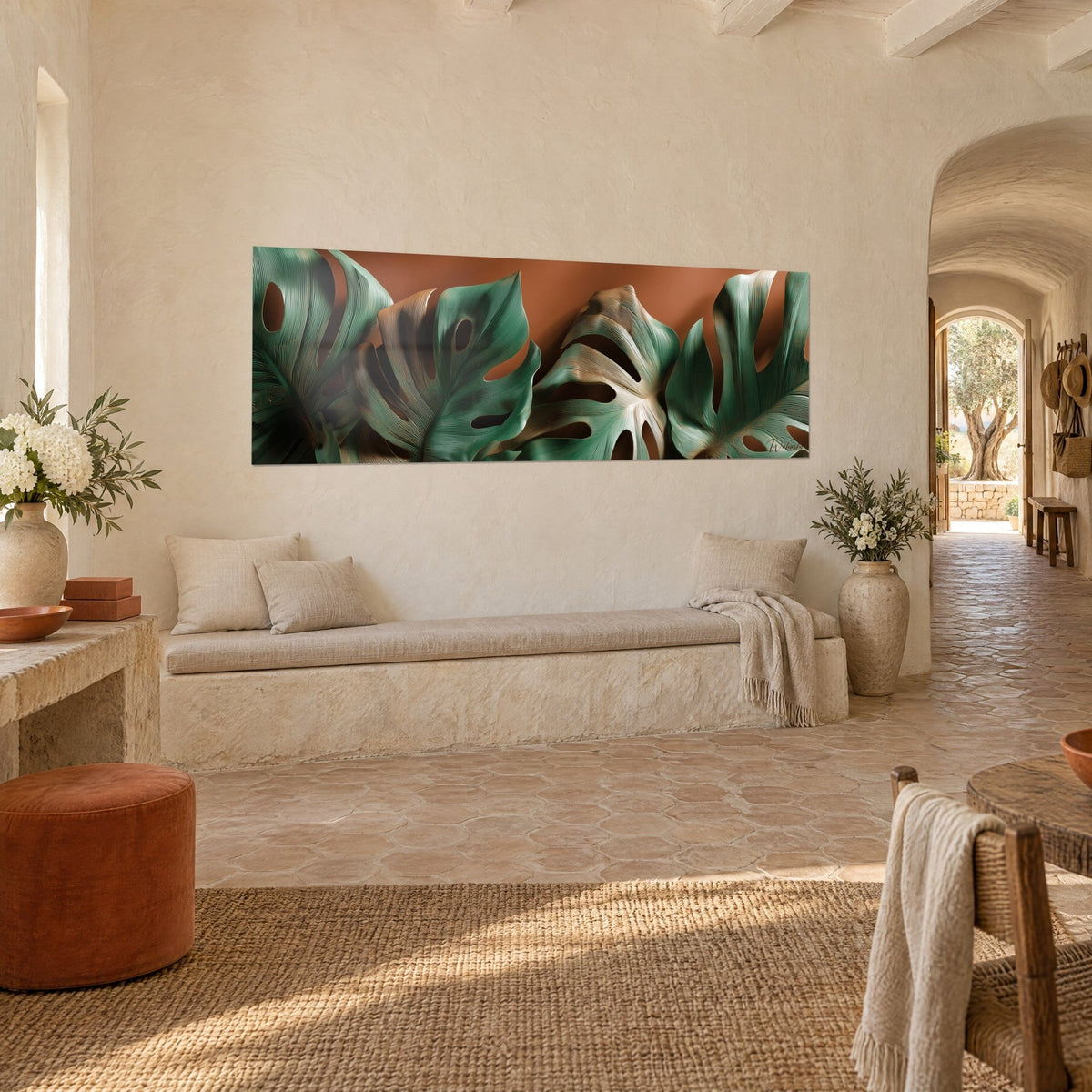 Cuadro de monstera con nervaduras finamente grabadas, verde jade y marrón cobre, sobre una pared crema junto a un banco de piedra