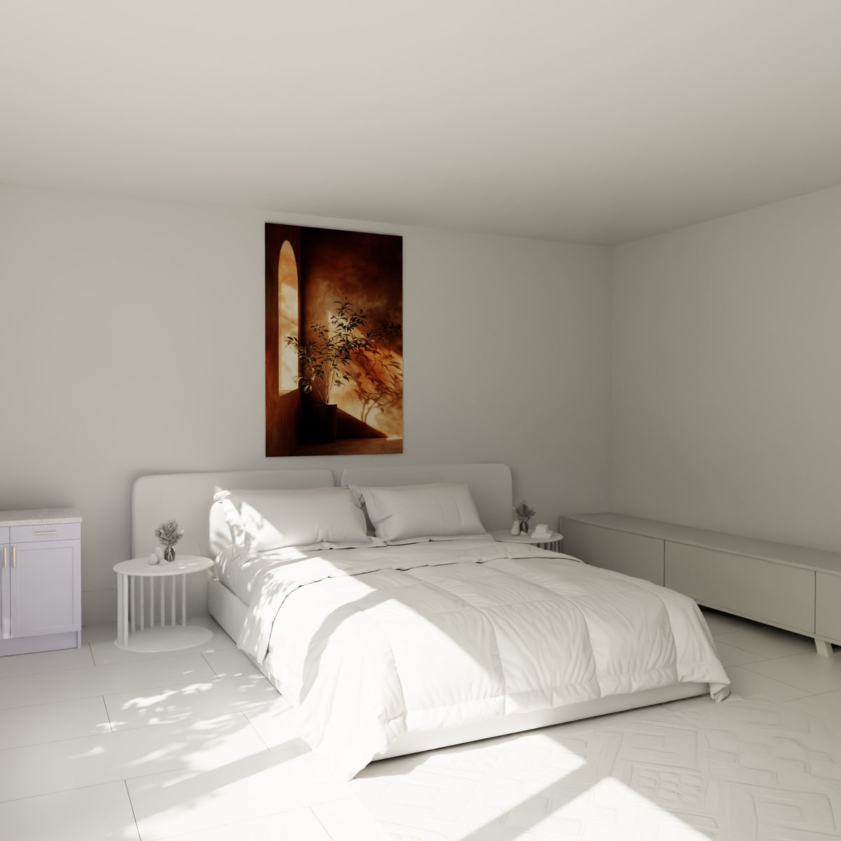 Feuillage sombre et lumière ocre d'une arche terracotta, au-dessus d'un lit dans une chambre claire