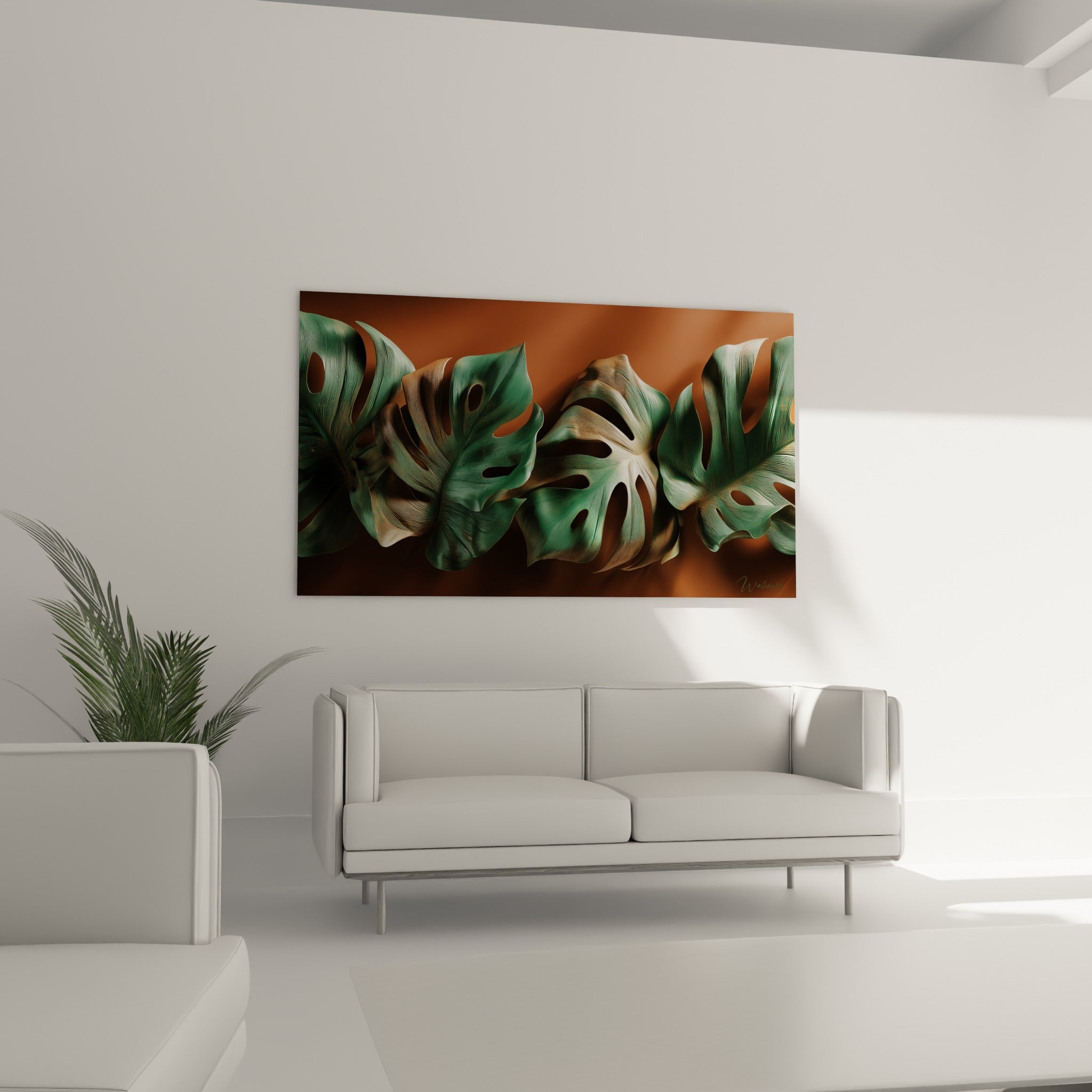 Feuillage tropical vert et ocre aux nervures détaillées, accroché au-dessus d'un canapé dans un salon lumineux.