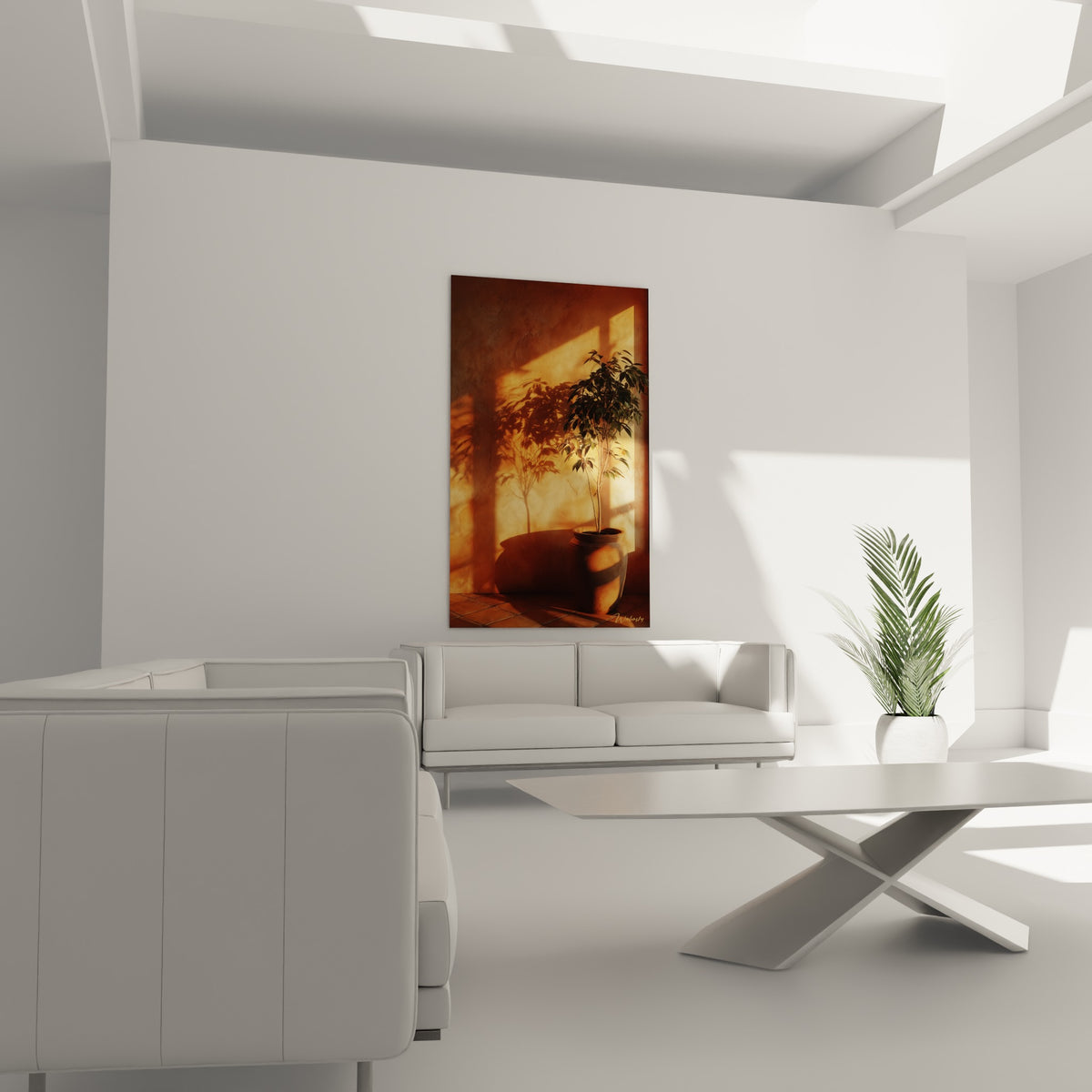 Ombre végétale brune et lumière dorée sur mur ocre, au-dessus d'un canapé dans un salon lumineux