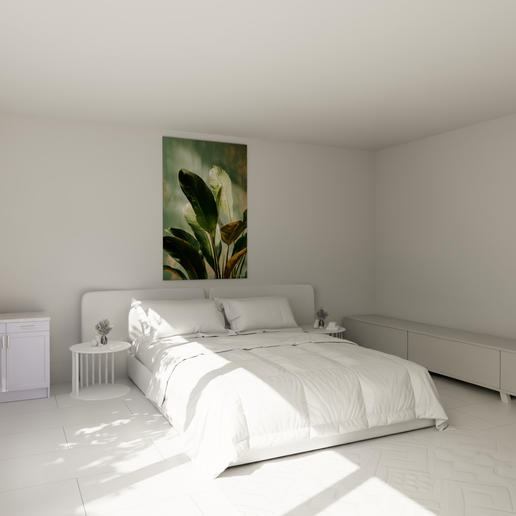 Feuilles de bananier vert olive et terracotta accrochées au-dessus d'un lit dans une chambre claire