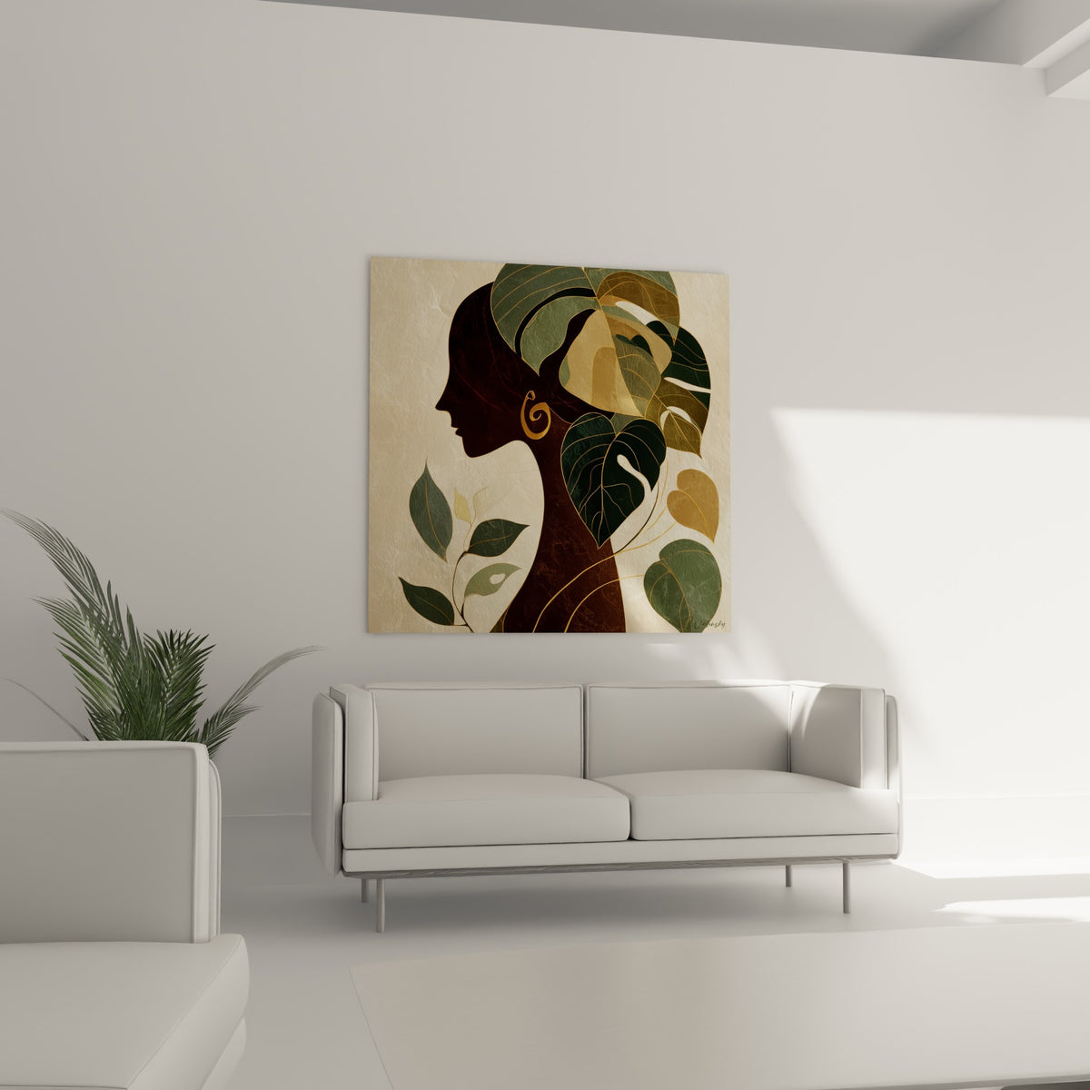 Femme au feuillage doré et terracotta suspendue au-dessus d'un canapé dans un salon lumineux