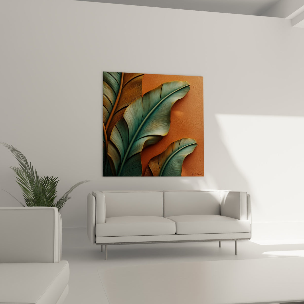 Feuilles tropicales ocre et vertes disposées au-dessus d'un canapé dans un salon lumineux