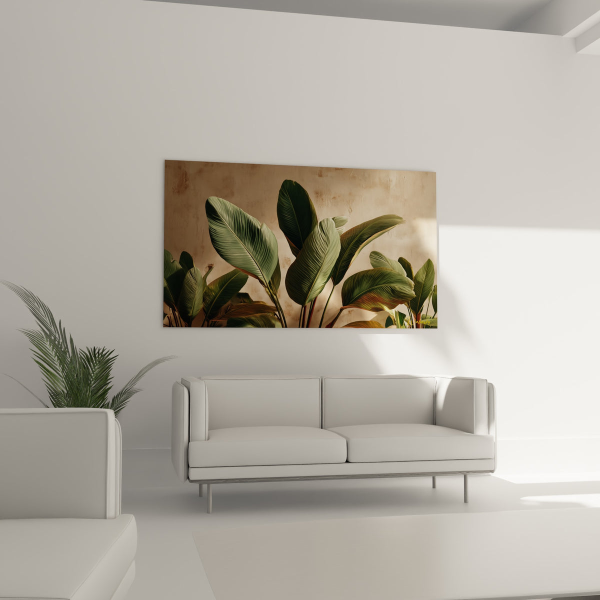 Larges feuilles vert sauge se déployant sur fond sable, au-dessus d'un canapé dans un salon lumineux