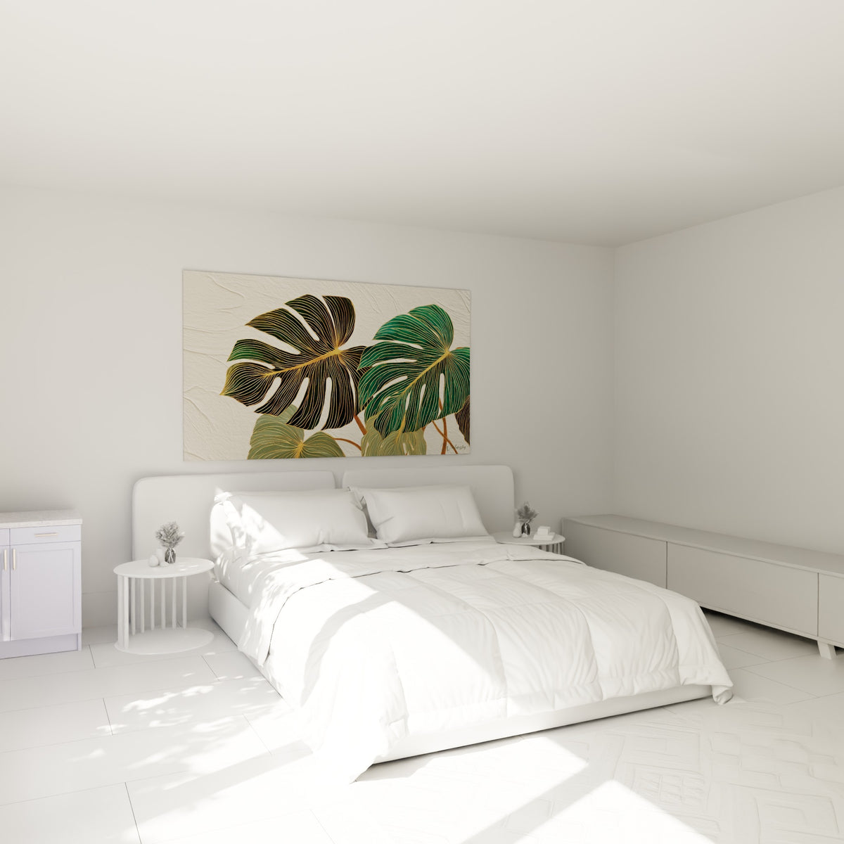 Grandes feuilles vertes et dorées de monstera stylisé au-dessus d'un lit dans une chambre claire