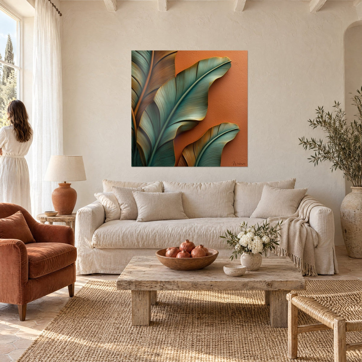Gemälde mit Bananenblättern in Grünspan und Kupfer auf terrakottafarbenem Grund, zwei Personen von hinten, über einem Sofa in einem hellen Wohnzimmer
