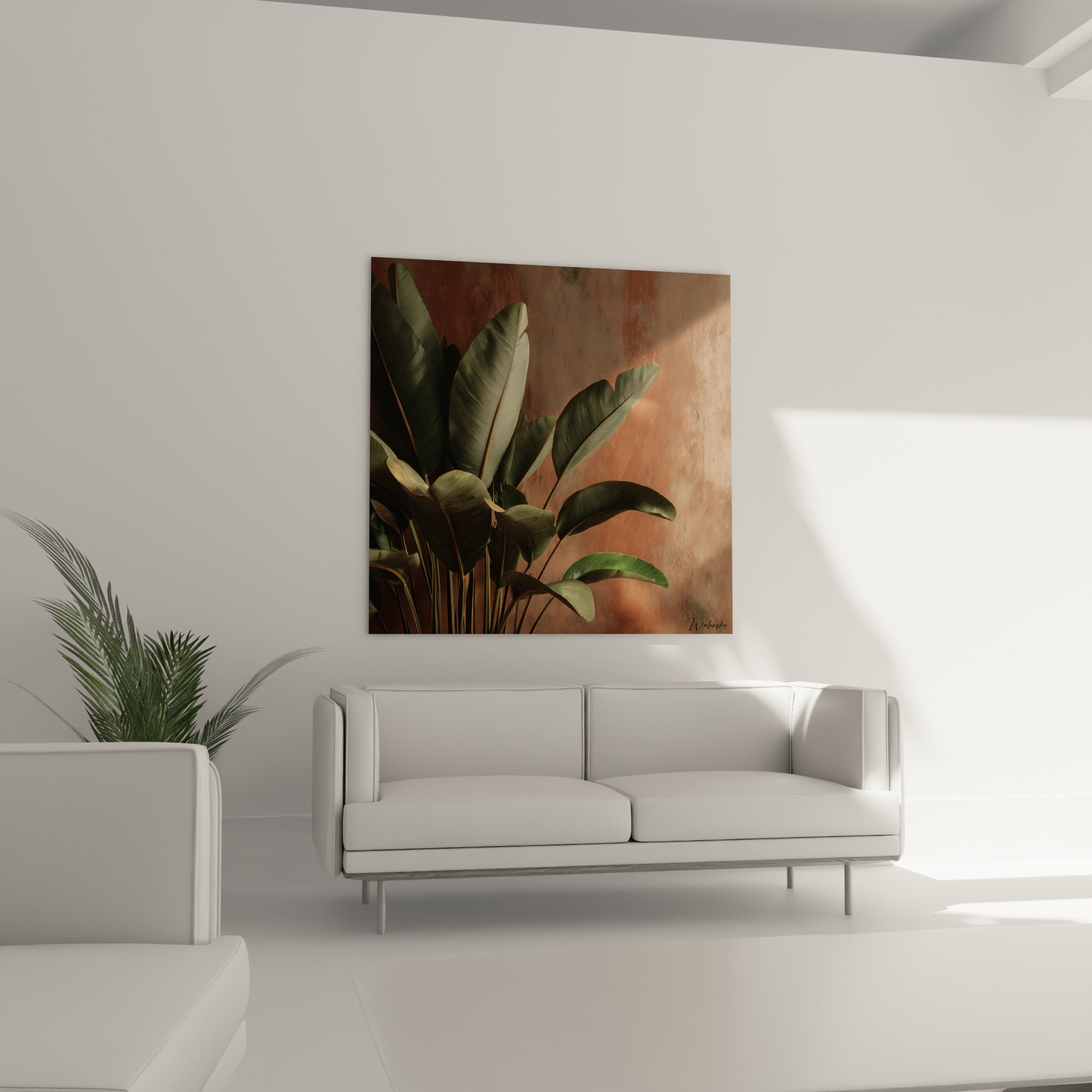 Larges feuilles vertes et fond ocre ombré, tableau accroché au-dessus d'un canapé dans un salon lumineux