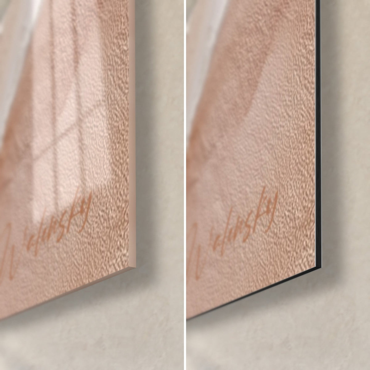 Gemälde Wüstenfelsen in Ziegelorange und Blassrosa, untere rechte Ecke: glänzendes Glas, das das Fenster spiegelt, mattschwarzes Dibond