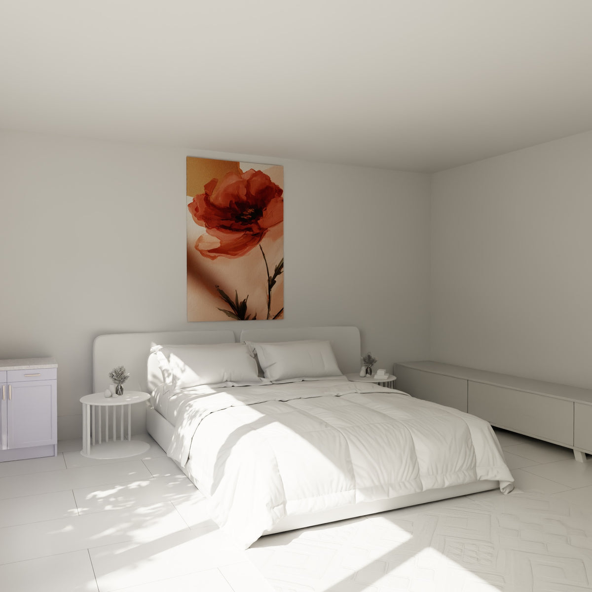 Fleur rouge et dorée aux tiges vertes sauge, accrochée au-dessus d'un lit dans une chambre claire