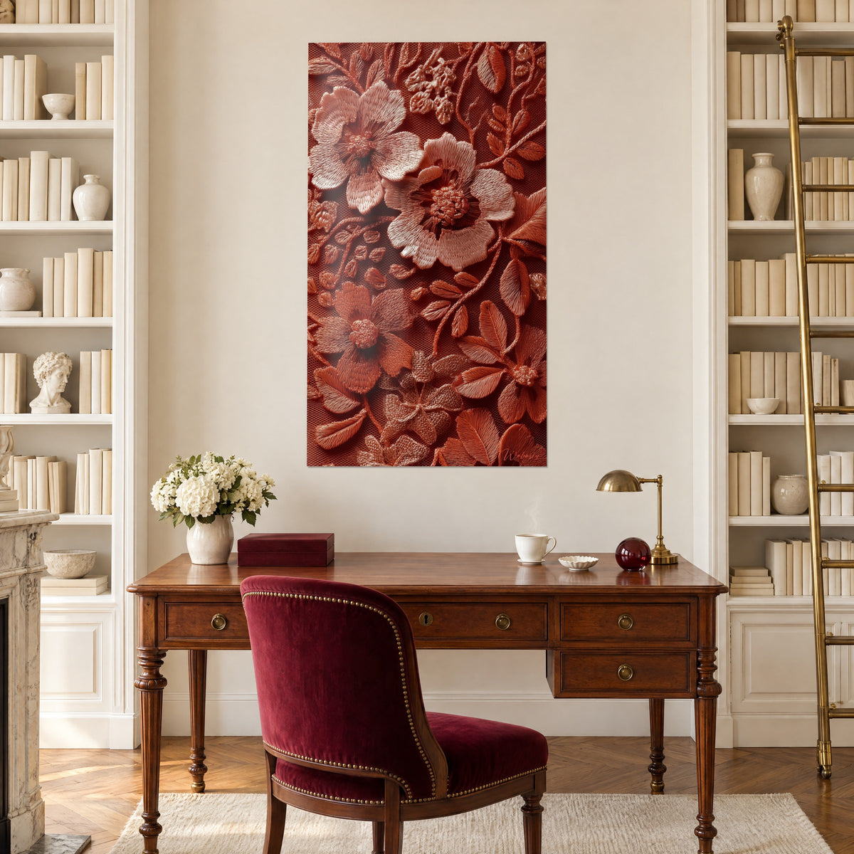 Quadro con fiori in fili satinati rosa cipria e mattone, tra due librerie bianche, scrivania di legno e poltrona bordeaux