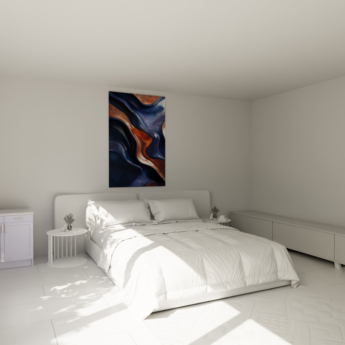 Vagues fluides terracotta et bleu nuit accrochées au-dessus d'un lit dans une chambre claire