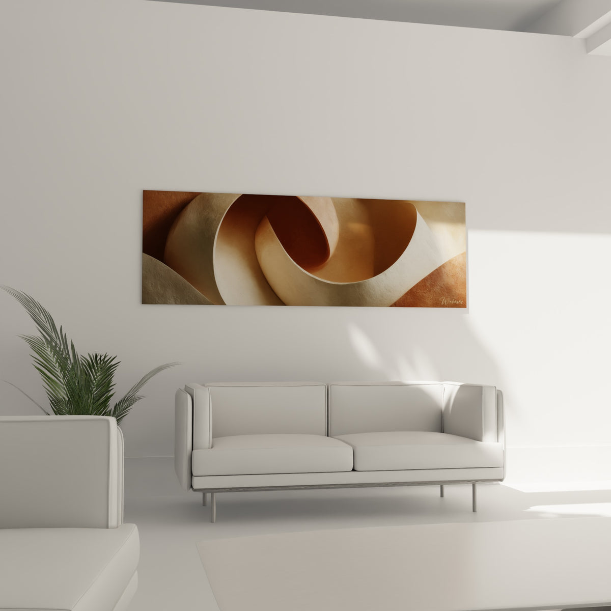 Forme enroulée aux tons ocre et ivoire, texture de plâtre sculpté, au-dessus d'un canapé dans un salon lumineux