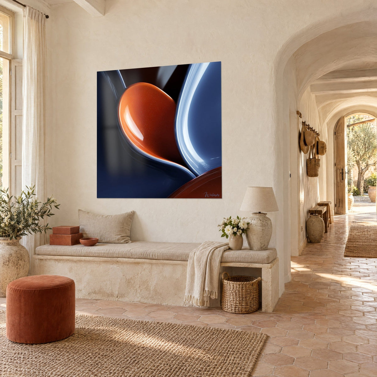 Quadro forma fluida ramata tra curve blu acciaio e navy, vista a tre quarti in un corridoio a volta in pietra chiara