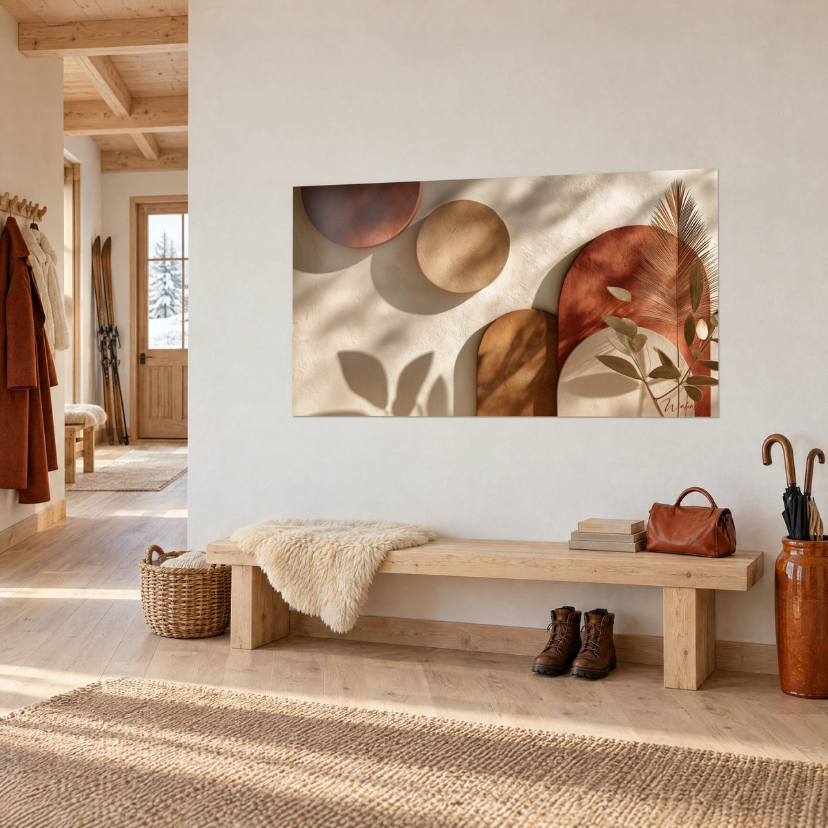 Tableau galets ocre et arc rouille ornés d'une palme dorée, lumière rasante sur mur crème, au-dessus d'un banc d'entrée en bois clair