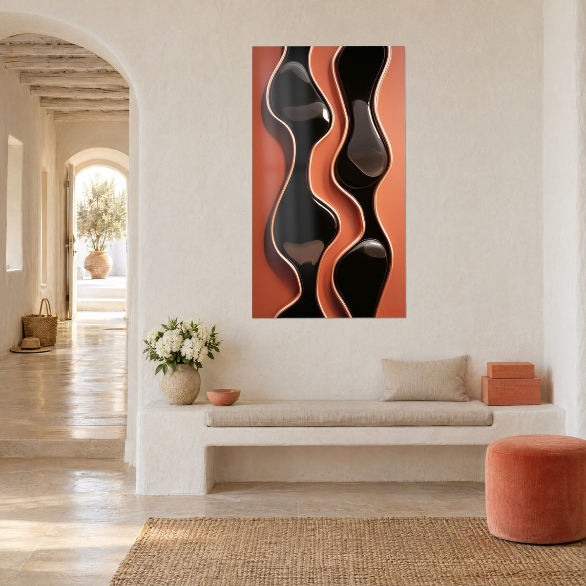 Quadro nastro di lacca nera ondeggiante su terracotta, filo di rame lucido, panca bianca e arco di una casa mediterranea