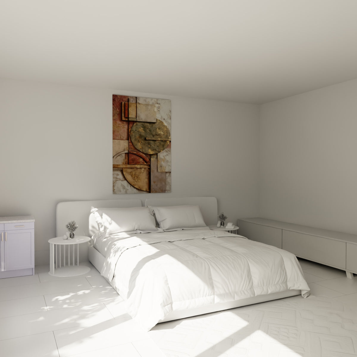 Terracotta et ses formes ocre patiné s'affichent au-dessus d'un lit dans une chambre claire