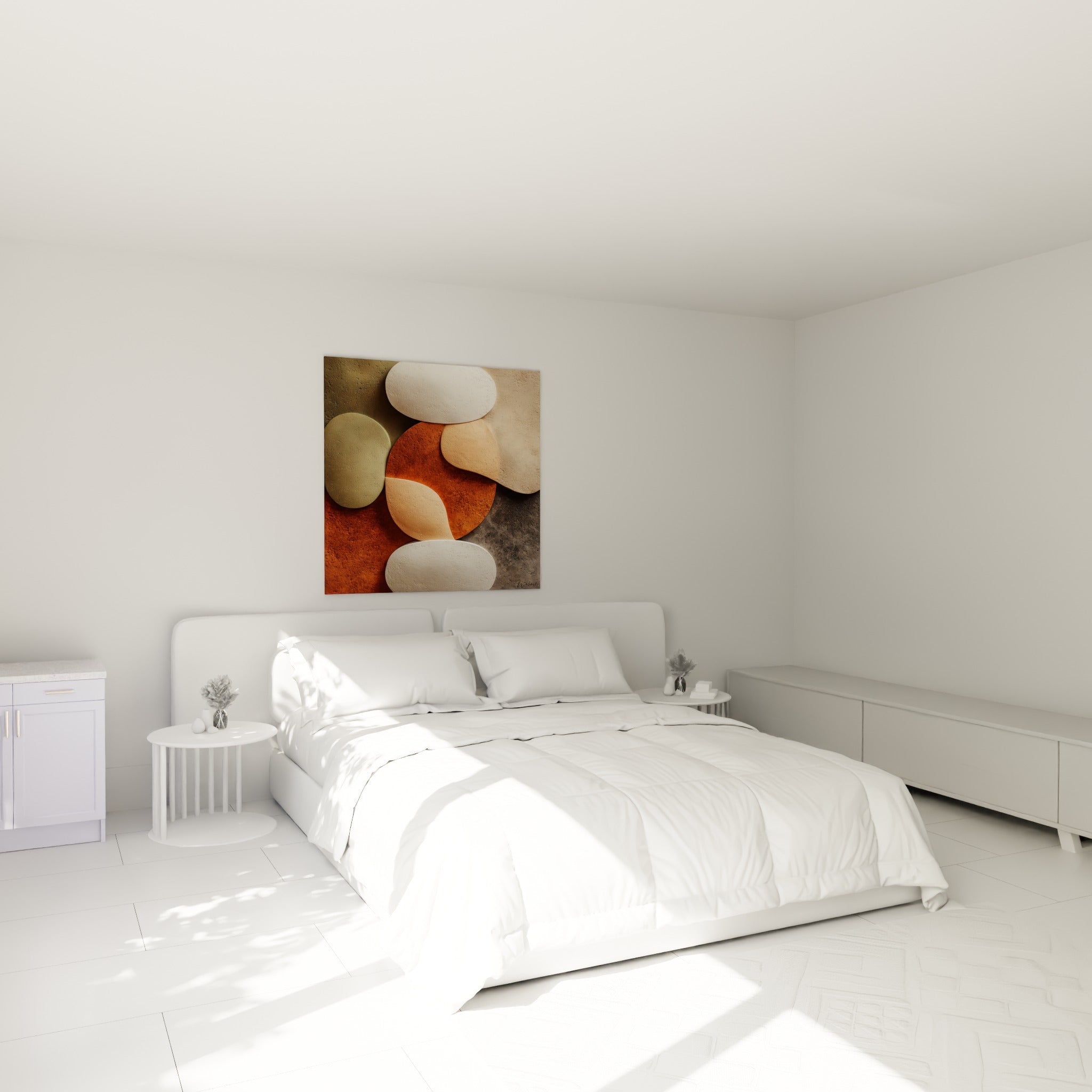 Formes minérales terracotta et beige sable accrochées au-dessus d'un lit dans une chambre claire