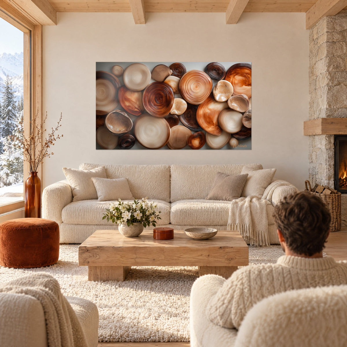 Gemälde mit polierten Kieseln in Terrakotta- und Ockerspiralen, cremefarbene konzentrische Kreise, über einem Sofa in einem hellen Wohnzimmer
