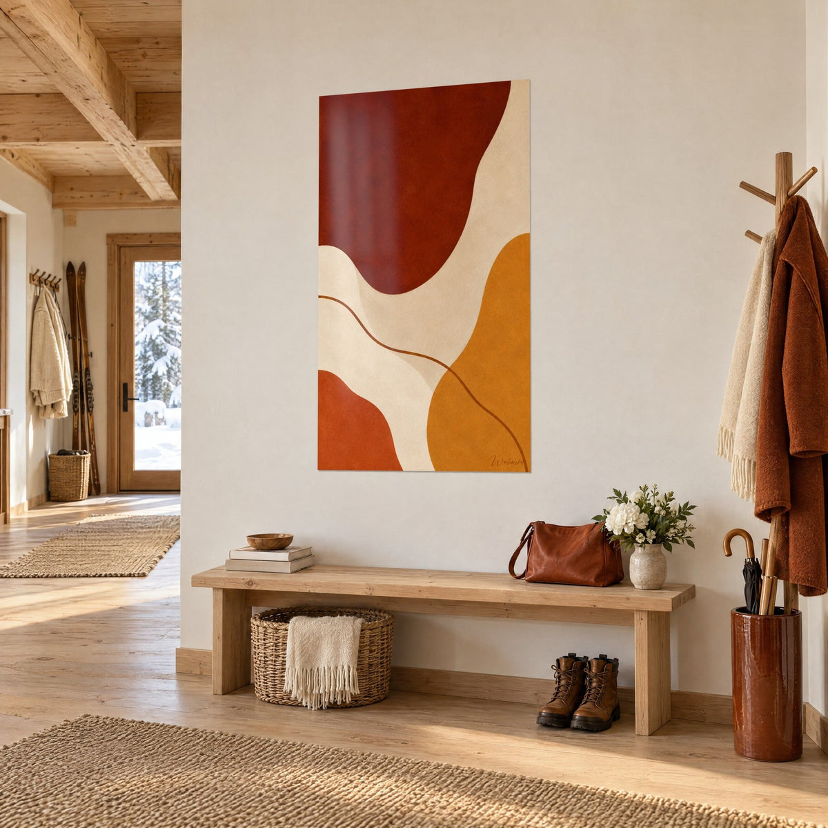 Schilderij met abstracte golven in baksteenrood en zandbeige, blond houten lambrisering, houten bank en jas, entree van een chalet