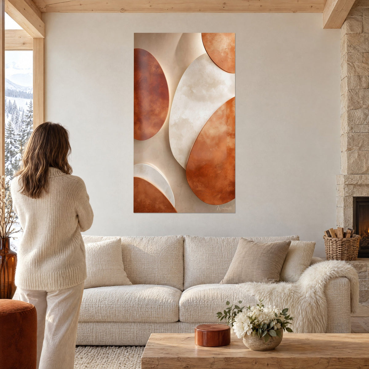 Schilderij met reliëf-ellipsen in terracotta en ivoor, vooraan een vrouw van achteren, boven een bank in een lichte woonkamer