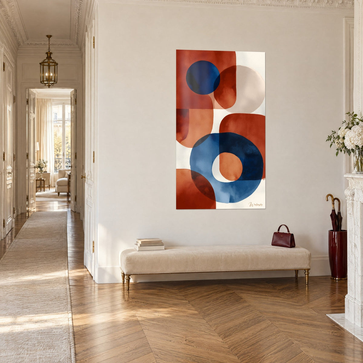 Gemälde mit Kreisen in Marineblau und Ocker in Aquarell auf elfenbeinfarbenem Grund, im Blick durch einen Haussmann-Flur mit goldenem Parkett