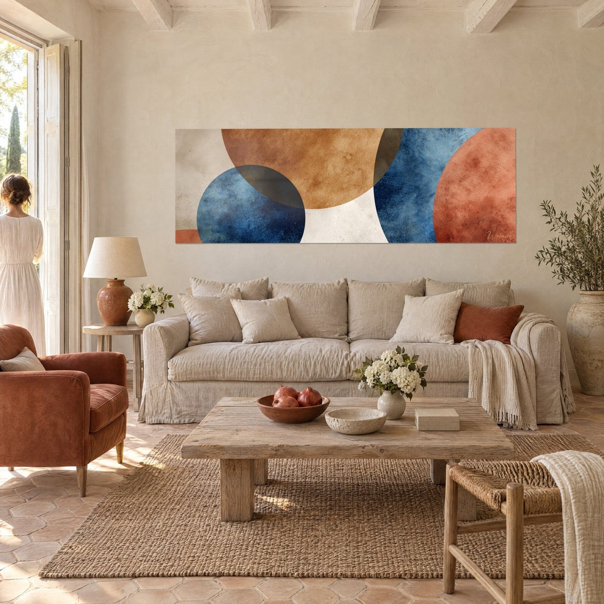 Tableau cercles ocre et bleu marine entrelacés, panorama aux ronds terracotta, au-dessus d'un canapé dans un salon lumineux
