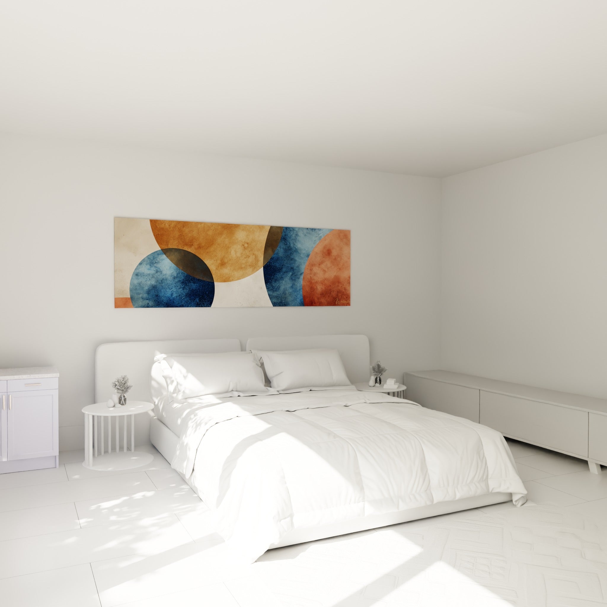 Formes rondes bleu marine et ocre accrochées au-dessus d'un lit dans une chambre claire