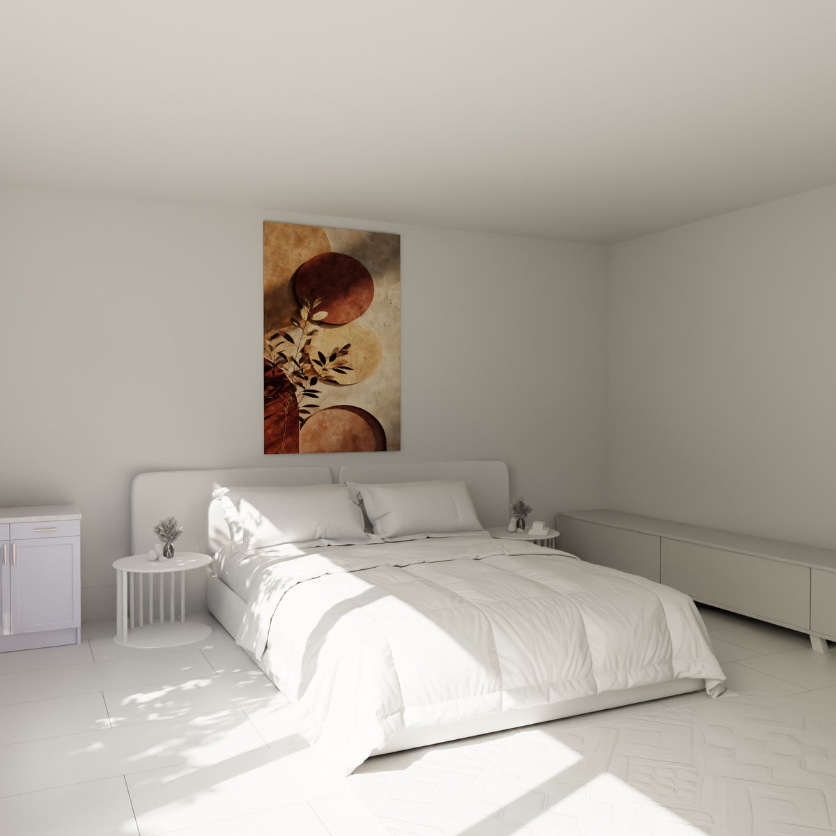 Formes rondes terracotta et beige avec branche fine, accrochées au-dessus d'un lit dans une chambre claire