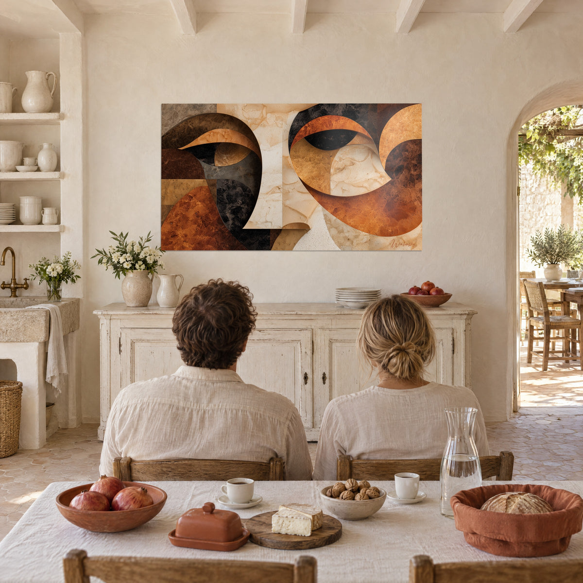 Tableau masque abstrait en pièces terracotta, ivoire et noir marbré, un couple de dos assis à une table du mas