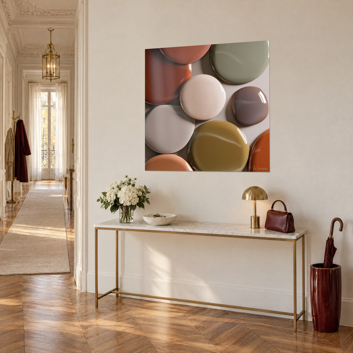 Schilderij met gevernist stenen in oker, mauve en saliegroen, driekwartaanzicht, boven een vergulde console in een hal in Haussmann-stijl