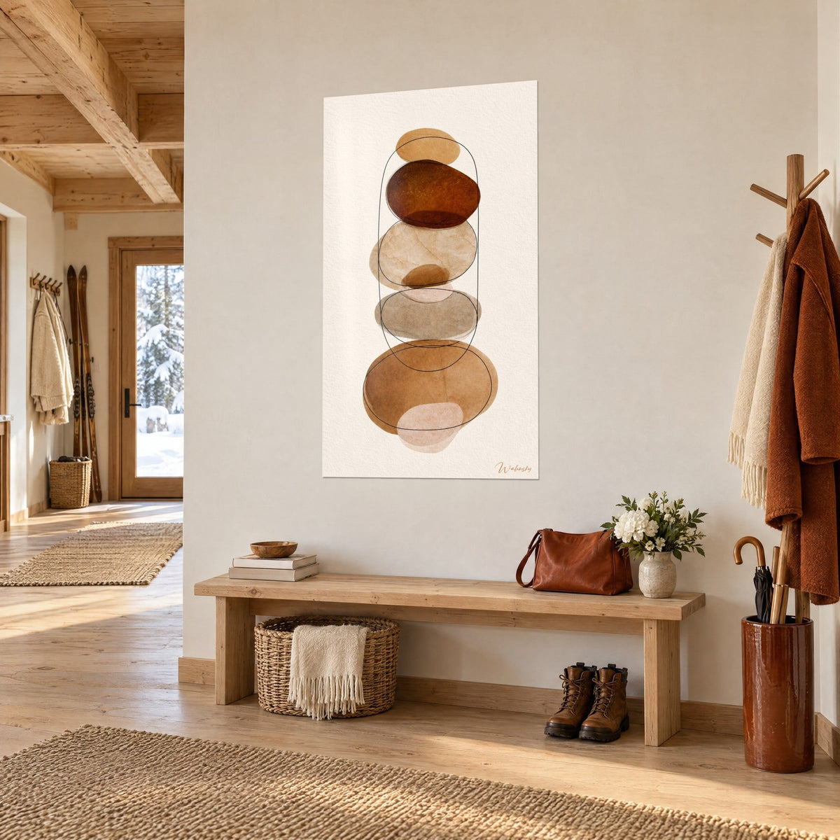 Quadro pila di acquerelli ocra e terracotta su fondo crema, bordata da una sottile linea nera, panca in legno nell'ingresso di uno chalet