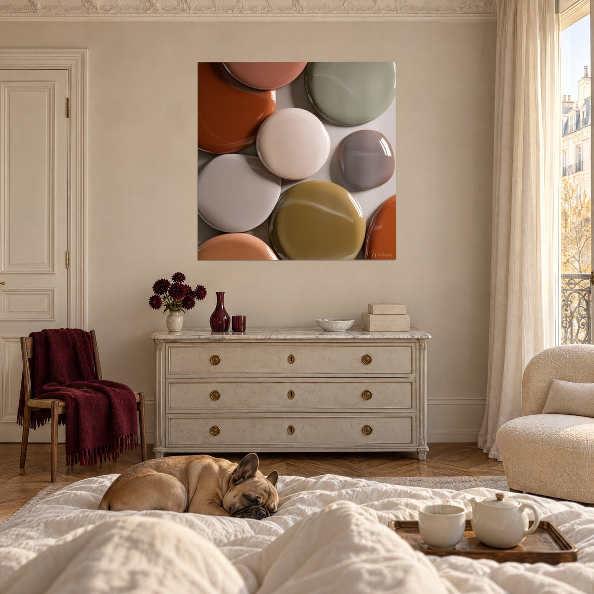 Schilderij met geëmailleerde schijven in poederroze, oker en parelgrijs, boven een bed in een lichte slaapkamer gehangen