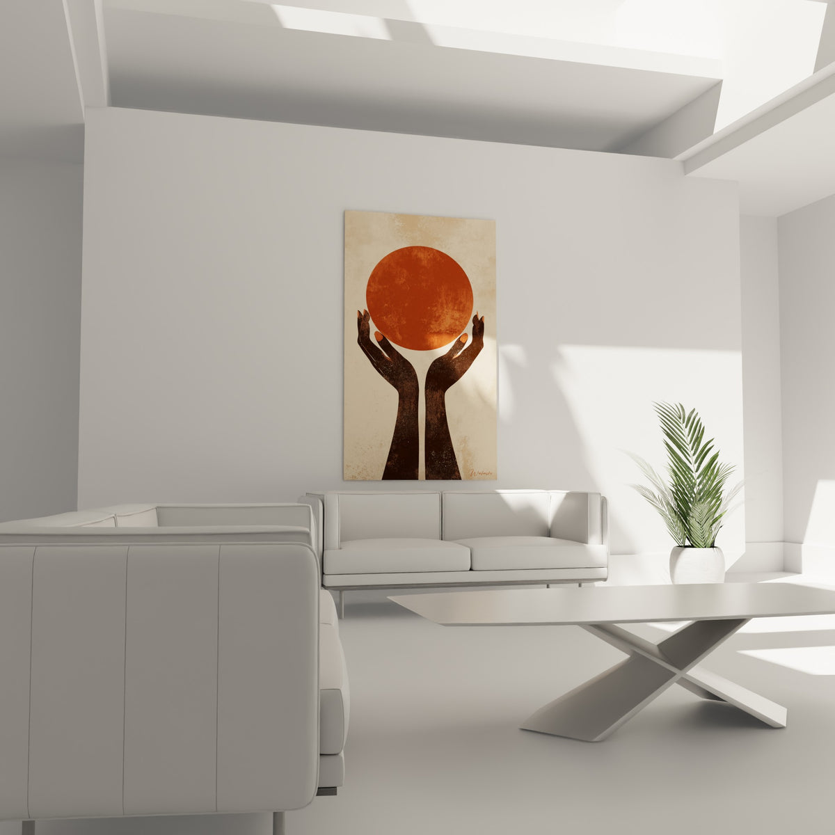 Geste symbolique de mains brunes tenant un disque ocre et orangé, au-dessus d'un canapé dans un salon lumineux