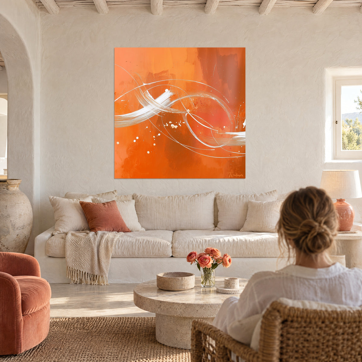 Tableau arabesques blanches sur fond orange brûlé, signature Walensky, au-dessus d'un canapé dans un salon lumineux