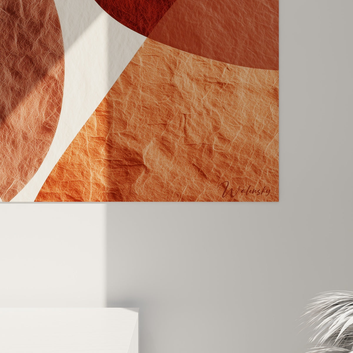 Grain du papier froissé visible en gros plan, mêlant rouge sombre, crème et brun terreux sur la toile accrochée