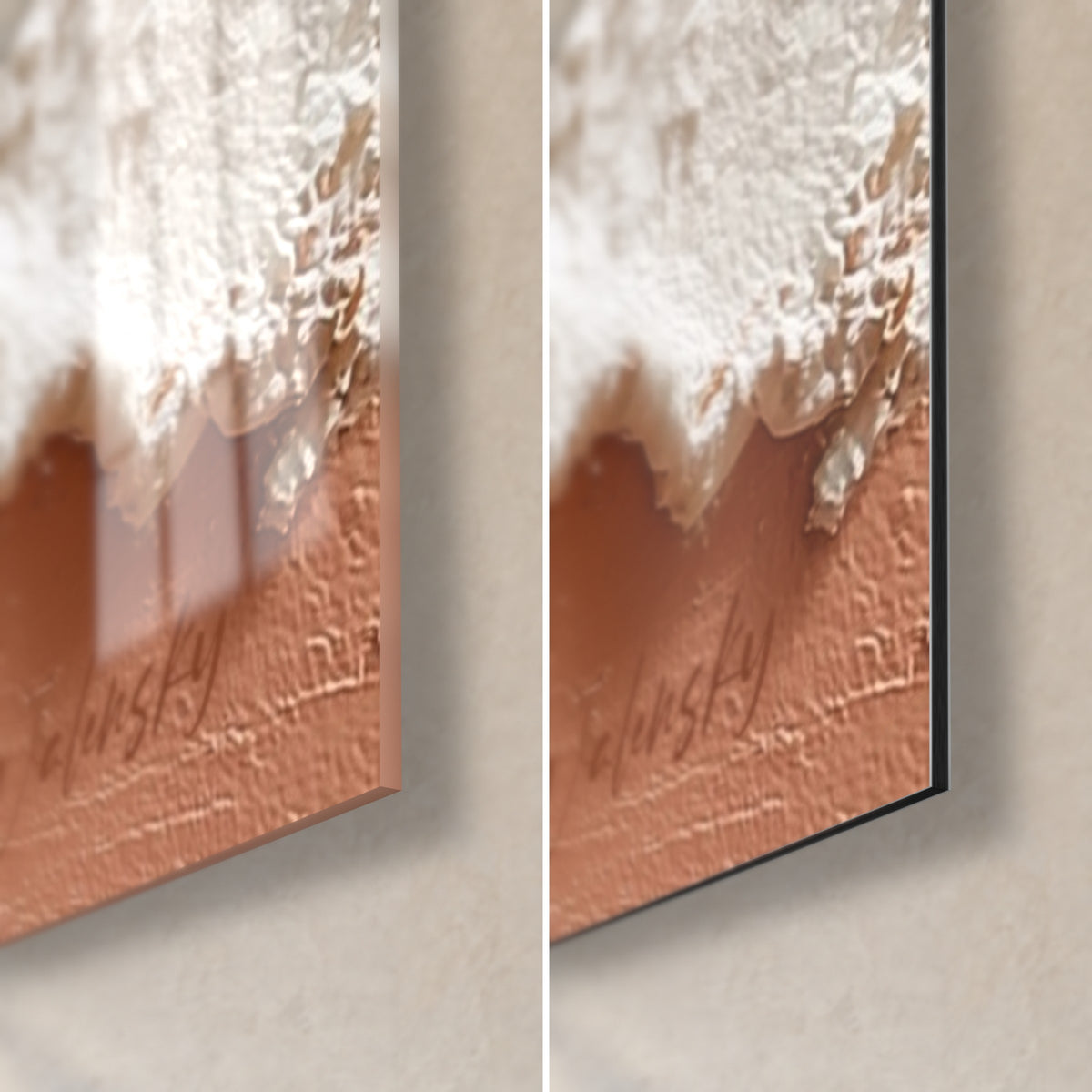 Tableau matière de plâtre blanc cassé sur corail, coin bas droit : verre brillant à gauche, Dibond mat noir à droite