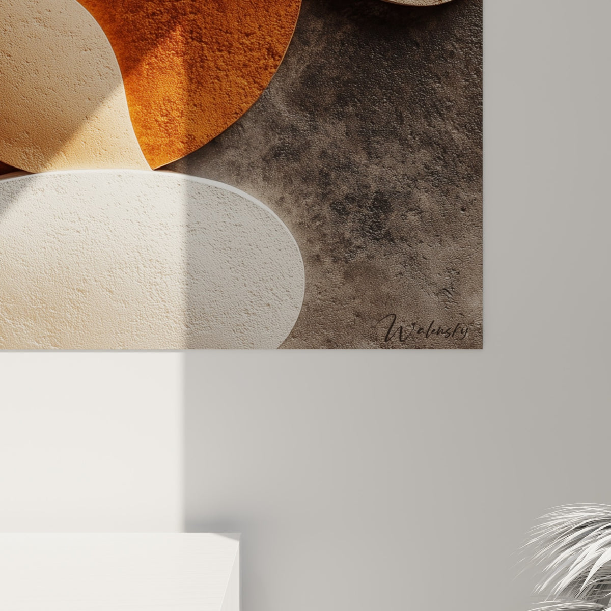 Grain texturé du disque terracotta et du galet blanc crème visible en angle rapproché sur la toile