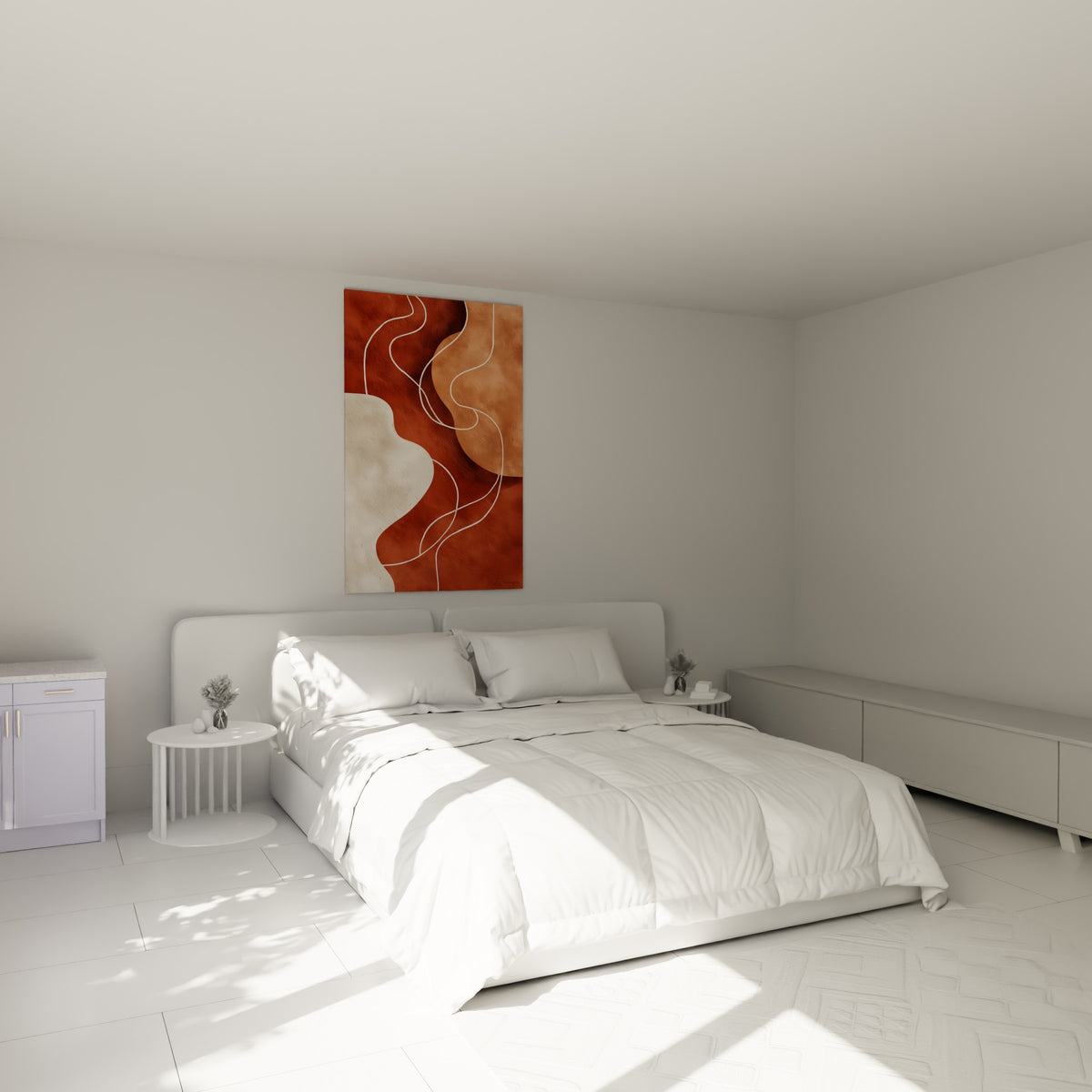 Composition abstraite rouille et beige aux lignes ondulantes, accrochée au-dessus d'un lit dans une chambre claire