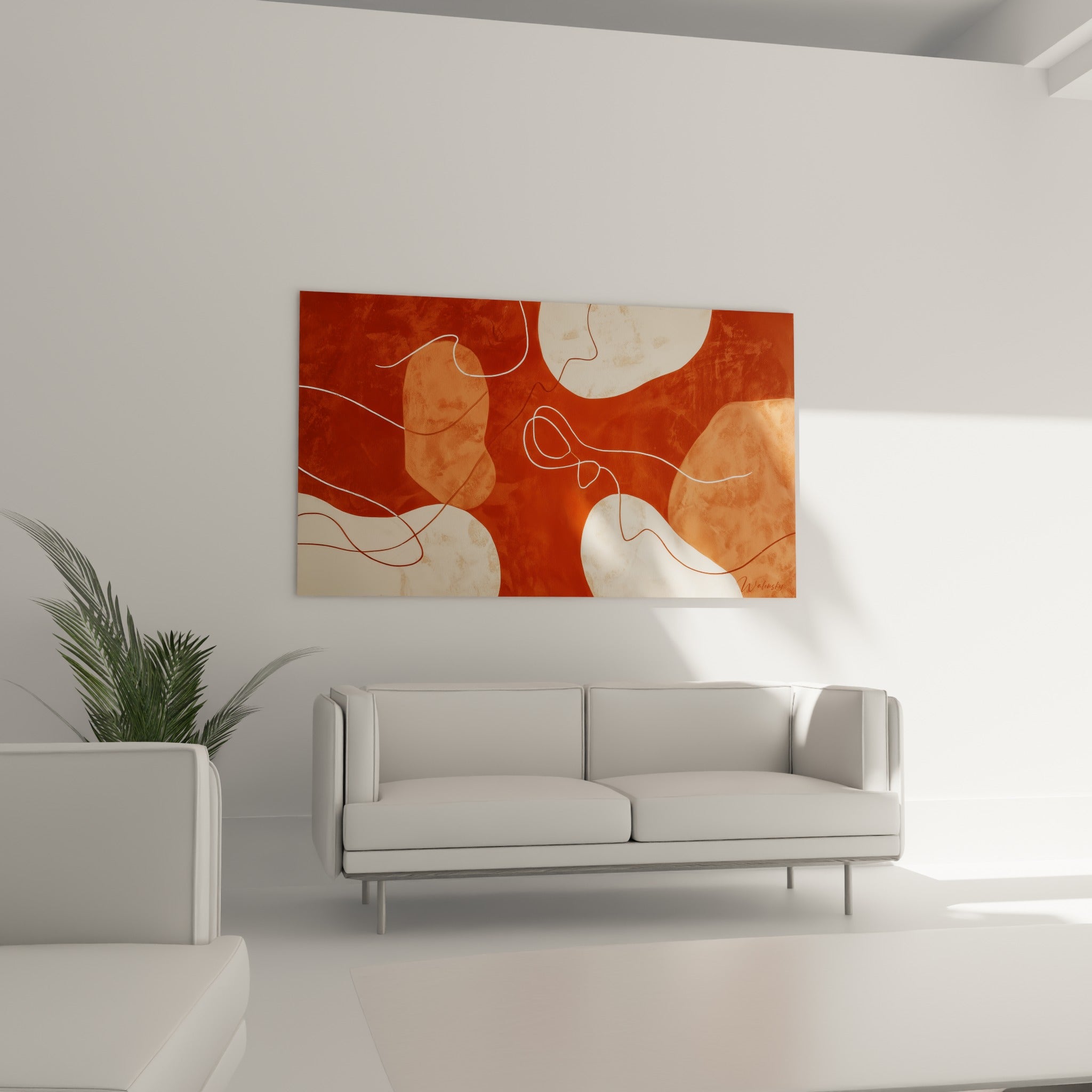 Composition sinueuse ocre et crème traversée de fils blancs disposée au-dessus d'un canapé dans un salon lumineux