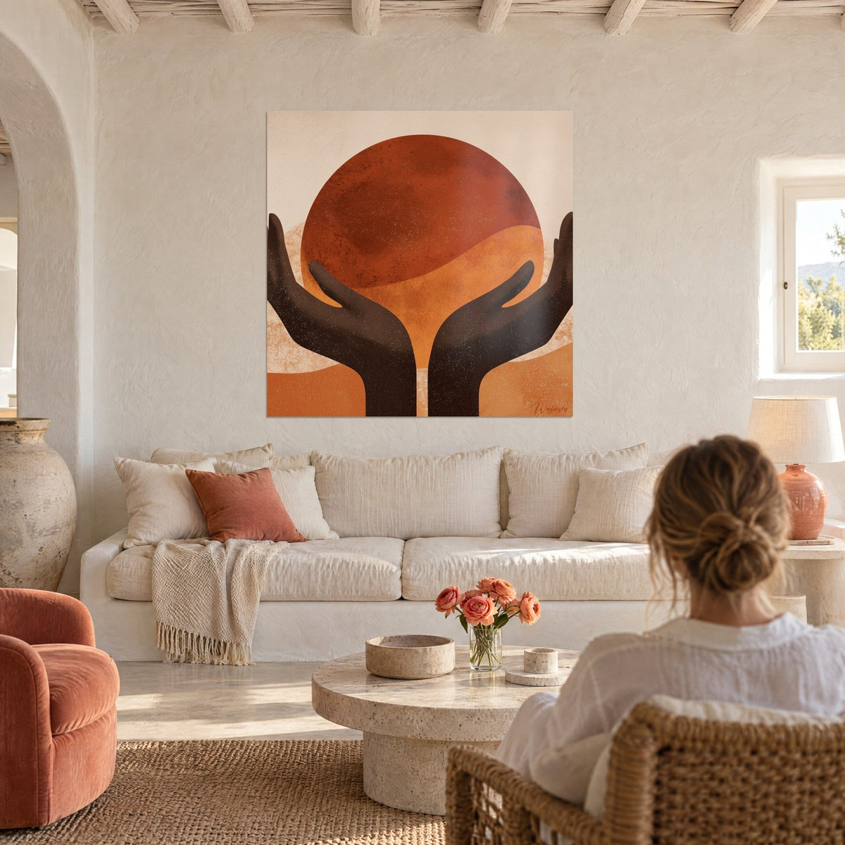 Gemälde zwei geöffnete braune Hände mit einer rostroten und ockerfarbenen Sonne, pudrige Körnung, über einem Sofa in einem hellen Wohnzimmer